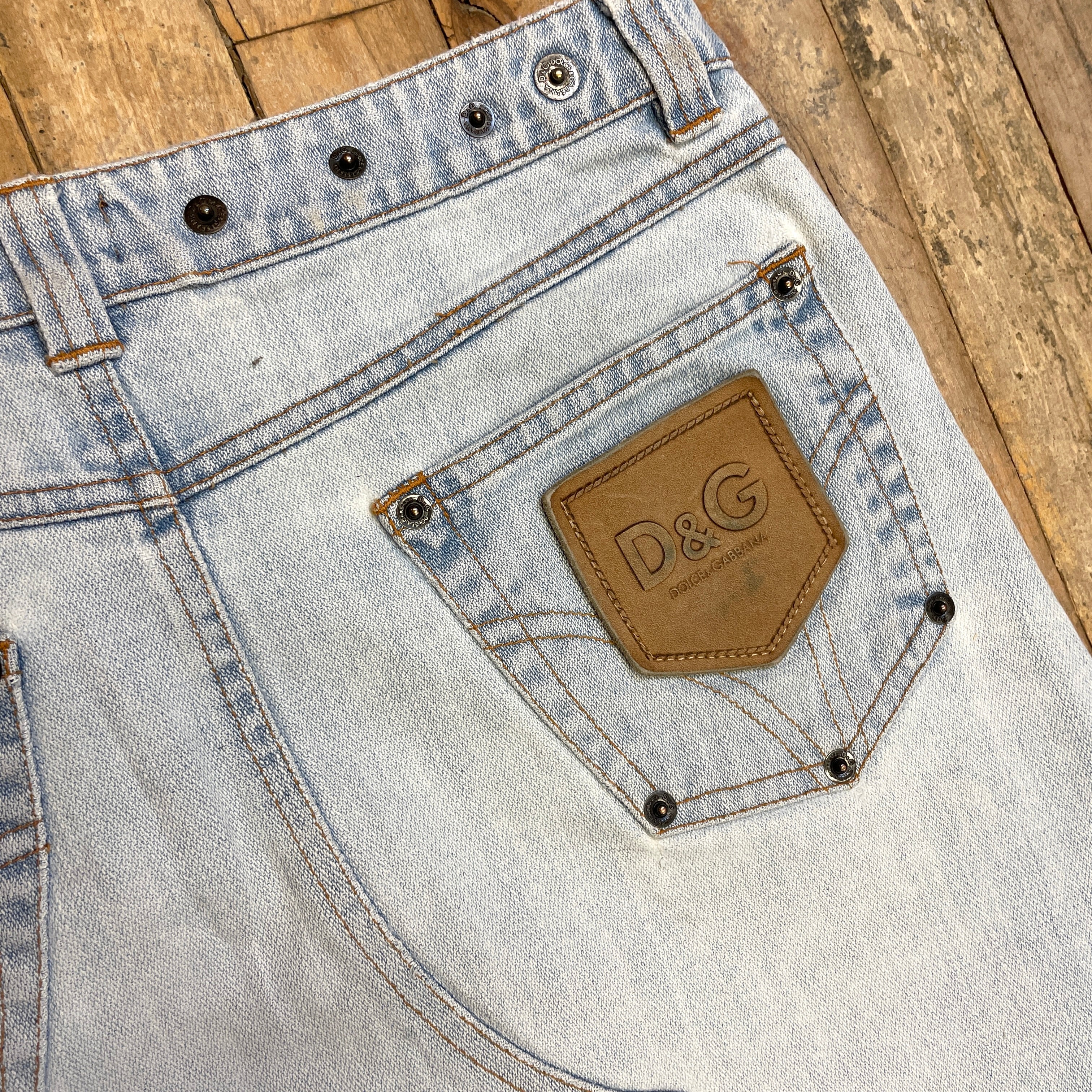 Vintage D&G Dolce & Gabbana Designer Made in Italy Light Wash Denim Rivet Skirt Size M Bottoms Public Butter 