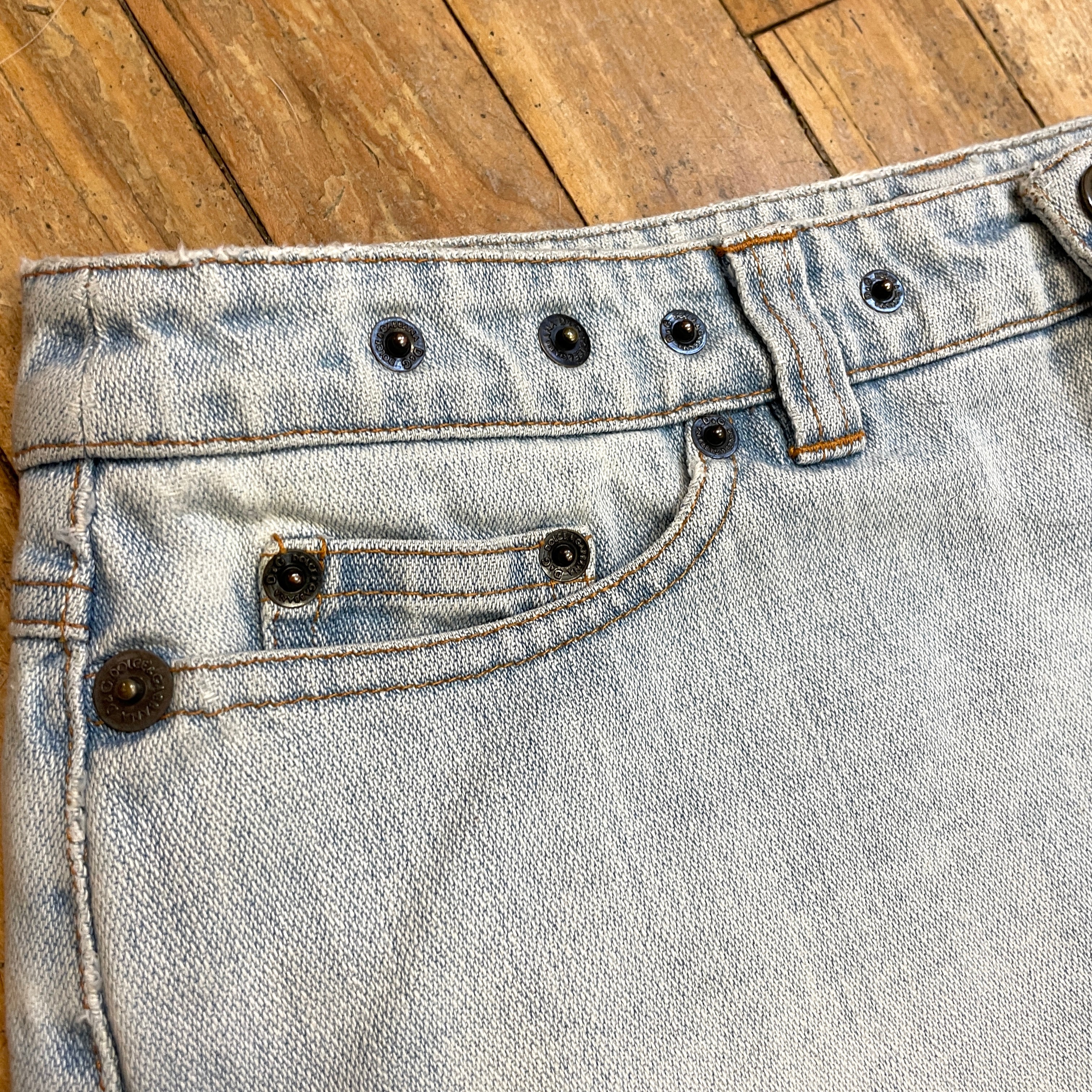 Vintage D&G Dolce & Gabbana Designer Made in Italy Light Wash Denim Rivet Skirt Size M Bottoms Public Butter 
