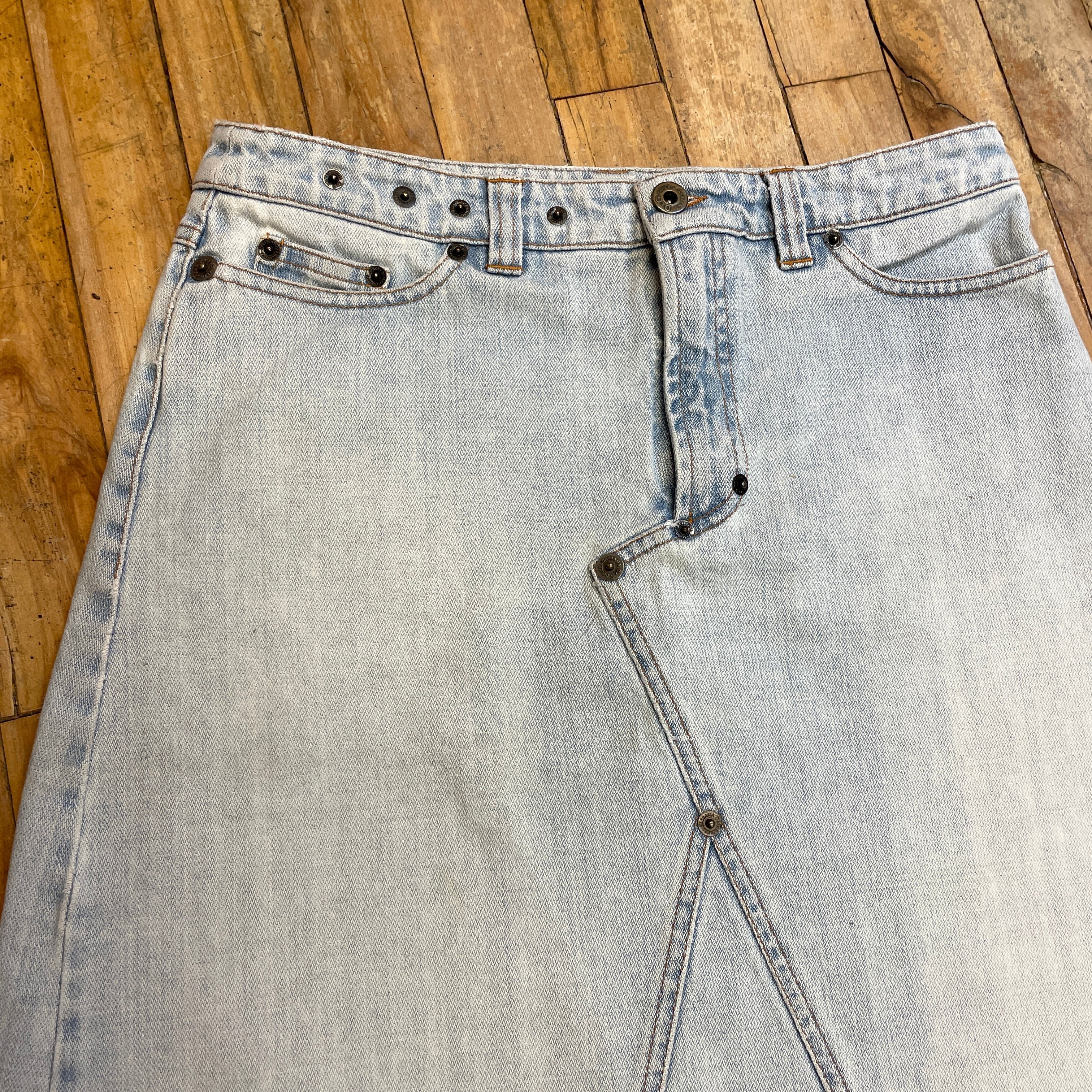 Vintage D&G Dolce & Gabbana Designer Made in Italy Light Wash Denim Rivet Skirt Size M Bottoms Public Butter 